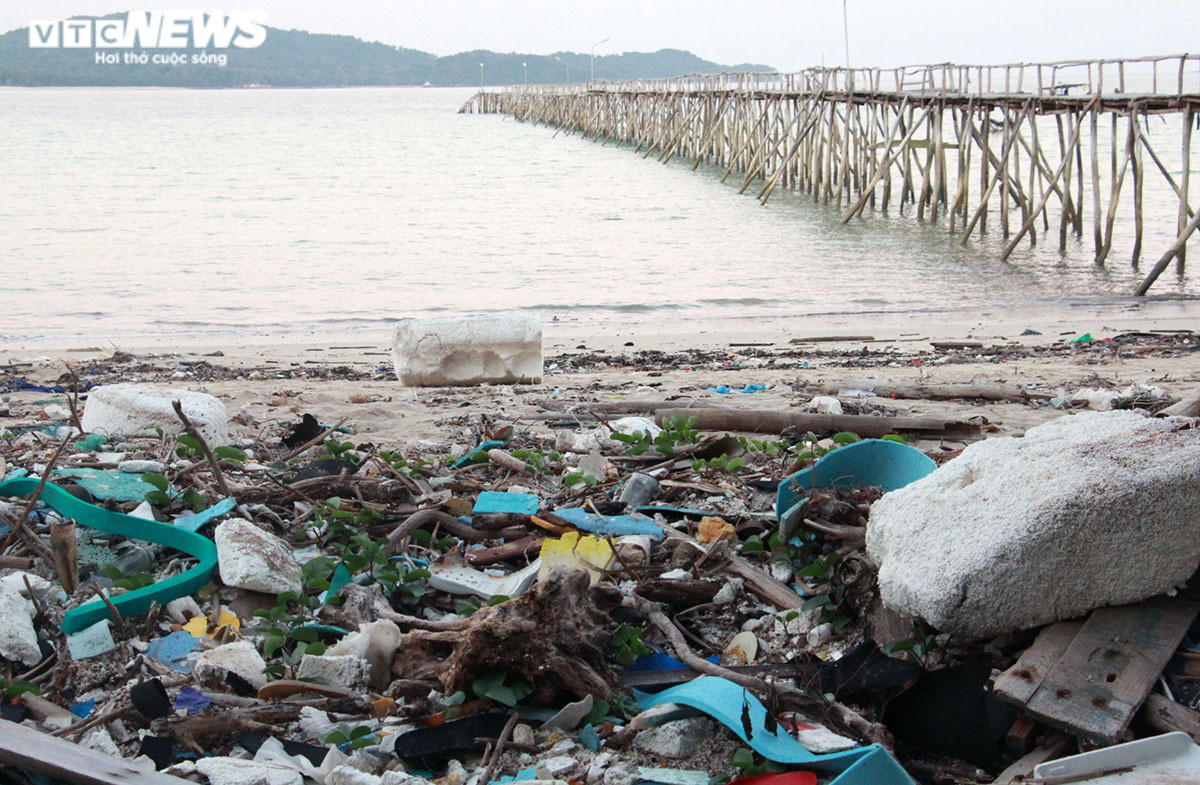 Ảnh: Bãi biển Cô Tô thơ mộng bị rác thải đại dương bao vây tứ bề - 5