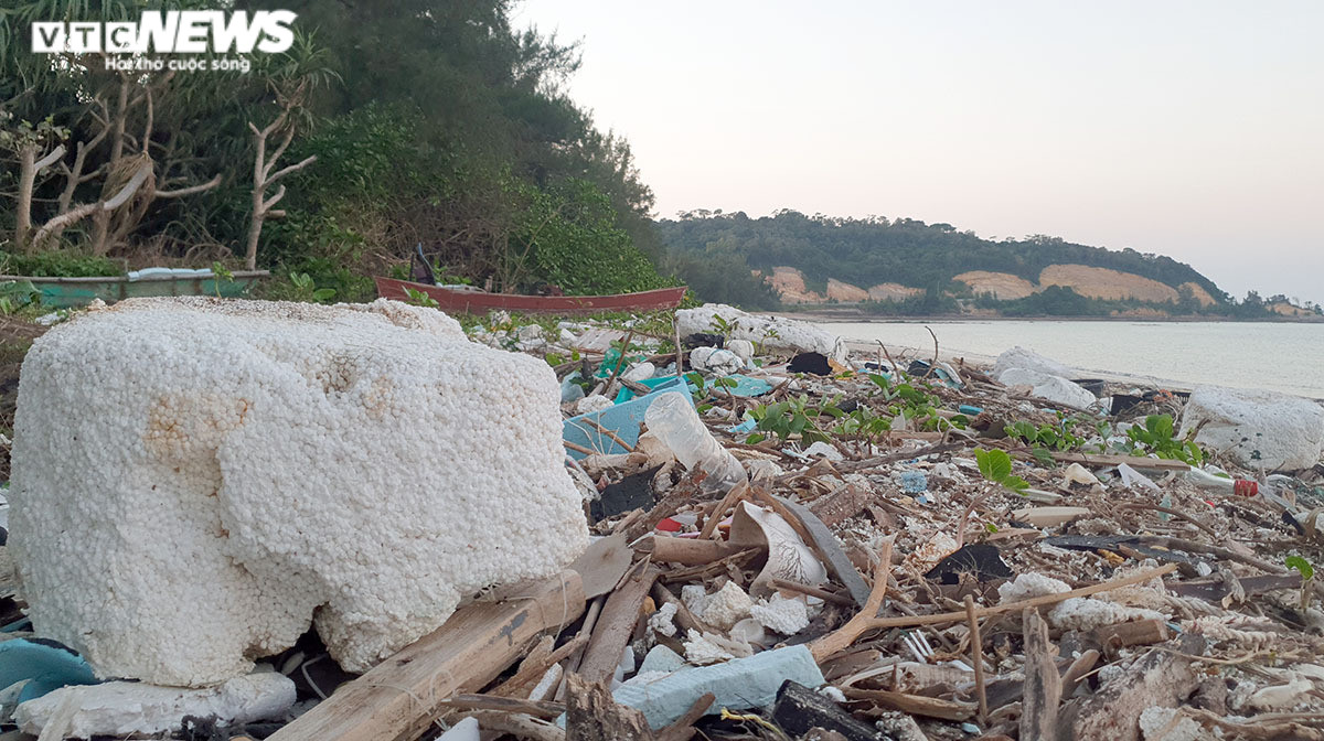 Ảnh: Bãi biển Cô Tô thơ mộng bị rác thải đại dương bao vây tứ bề - 6
