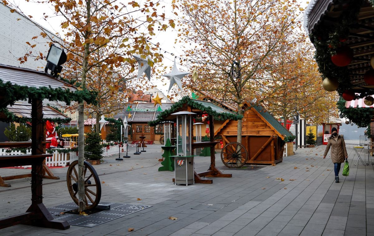 (11.23) Khung cảnh vắng lặng tại khu chợ Giáng sinh ở Munich, Đức sau khi các gian hàng buộc phải đóng cửa do diễn biến dịch Covid-19. (Nguồn: AFP)
