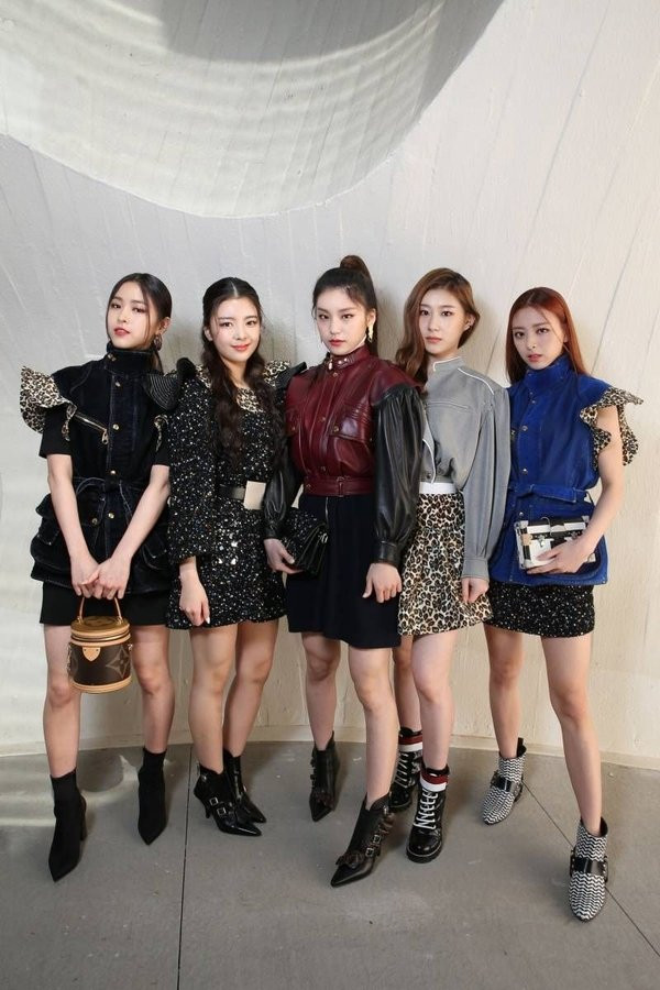  Các cô gái ITZY trông thiếu khí chất hẳn khi diện đồ của nhà  Louis Vuitton. (Ảnh: Pinterest​)