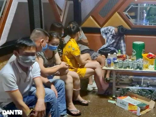 Nghệ An lại đóng cửa karaoke, massage từ hôm nay - 2 Nghệ An lại đóng cửa karaoke, massage từ hôm nay - 2