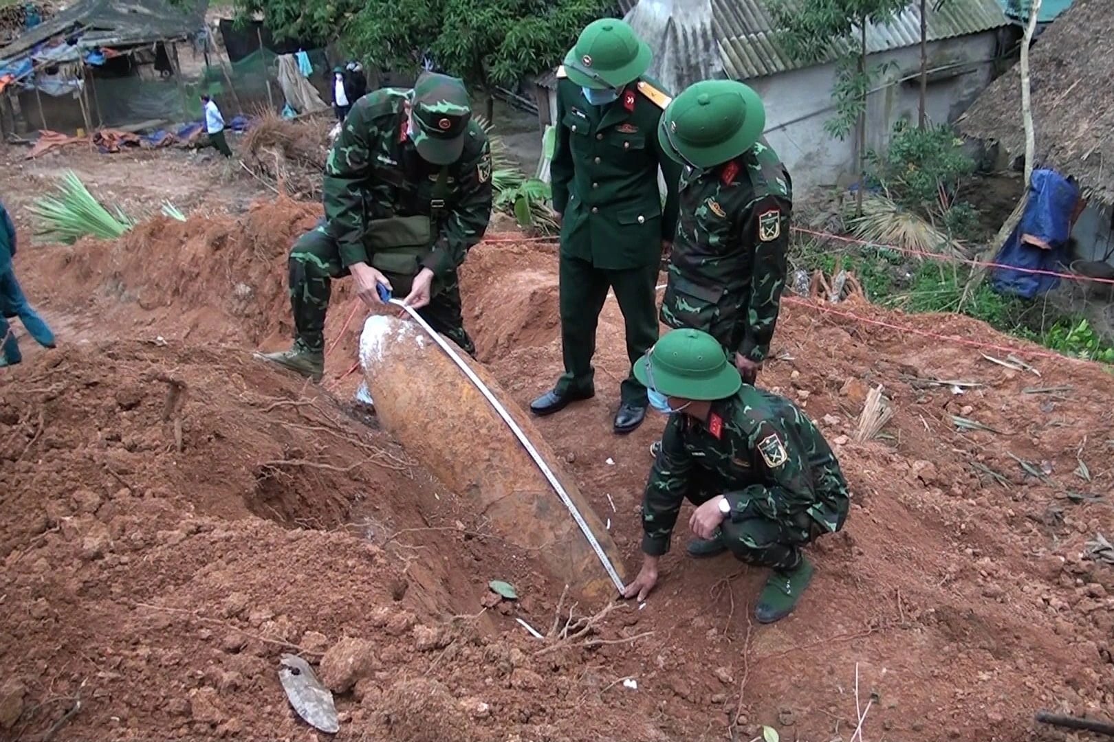 Hủy nổ thành công quả bom nặng 350 kg nằm dưới nền nhà - 1 Hủy nổ thành công quả bom nặng 350 kg nằm dưới nền nhà - 1