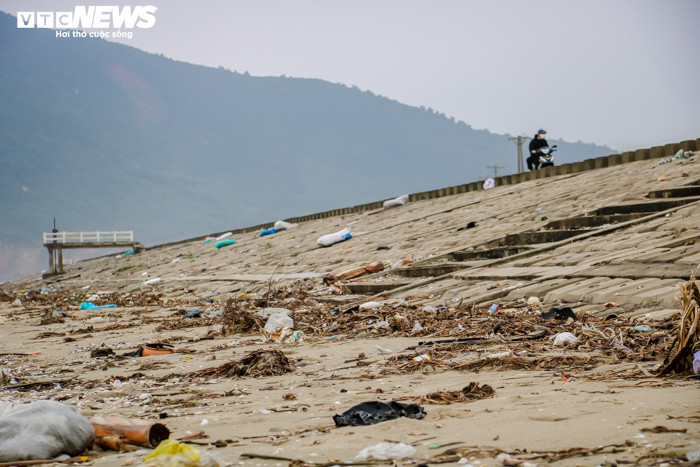 Ảnh: Rác thải nhựa bủa vây những 'bãi biển ngọc' ở Hà Tĩnh - 13