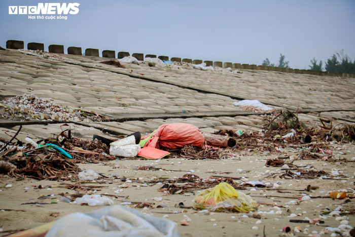 Ảnh: Rác thải nhựa bủa vây những 'bãi biển ngọc' ở Hà Tĩnh - 12