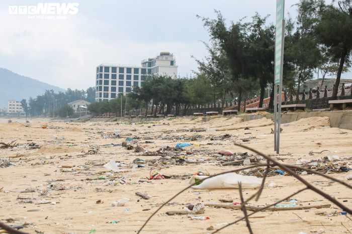 Ảnh: Rác thải nhựa bủa vây những 'bãi biển ngọc' ở Hà Tĩnh - 7