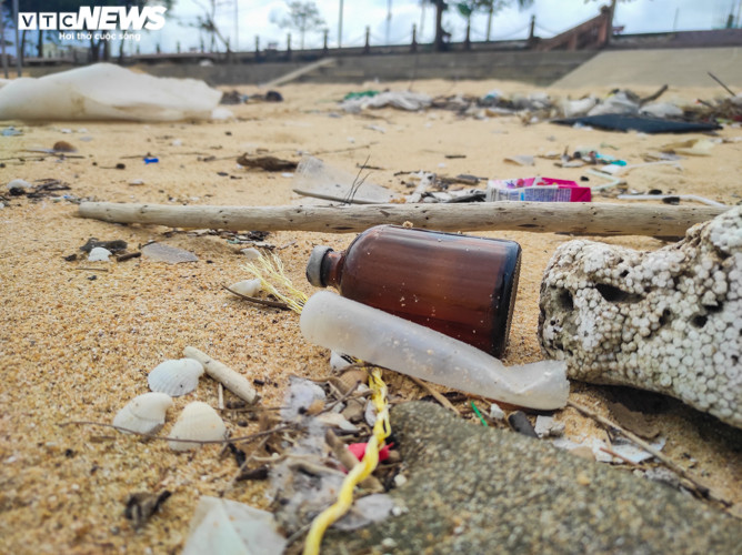 Ảnh: Rác thải nhựa bủa vây những 'bãi biển ngọc' ở Hà Tĩnh - 9