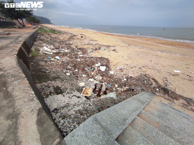 Ảnh: Rác thải nhựa bủa vây những 'bãi biển ngọc' ở Hà Tĩnh - 5
