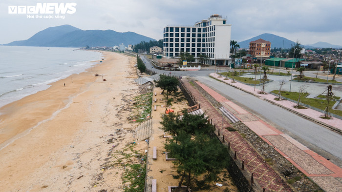 Ảnh: Rác thải nhựa bủa vây những 'bãi biển ngọc' ở Hà Tĩnh - 4