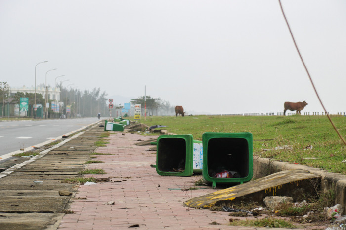 Ảnh: Rác thải nhựa bủa vây những 'bãi biển ngọc' ở Hà Tĩnh - 17