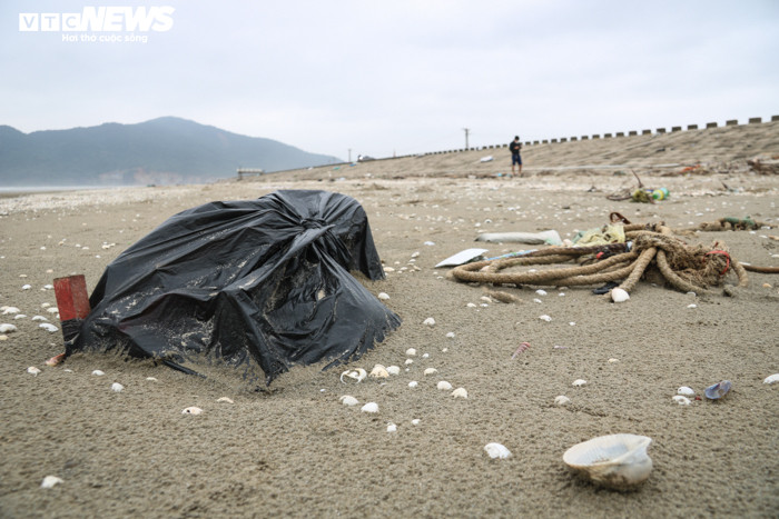 Ảnh: Rác thải nhựa bủa vây những 'bãi biển ngọc' ở Hà Tĩnh - 14