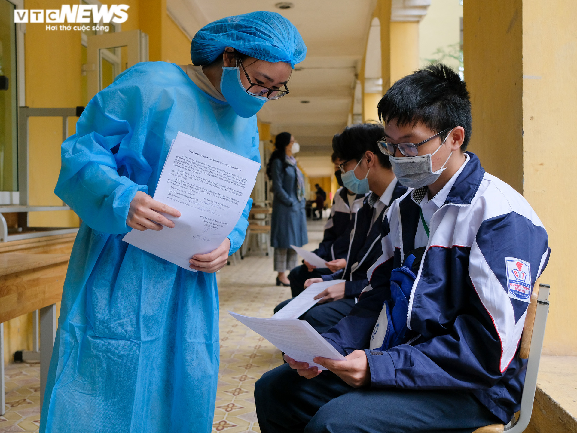Ảnh: Ngày đầu Hà Nội tiêm vaccine COVID-19 cho học sinh 15 - 17 tuổi - 7