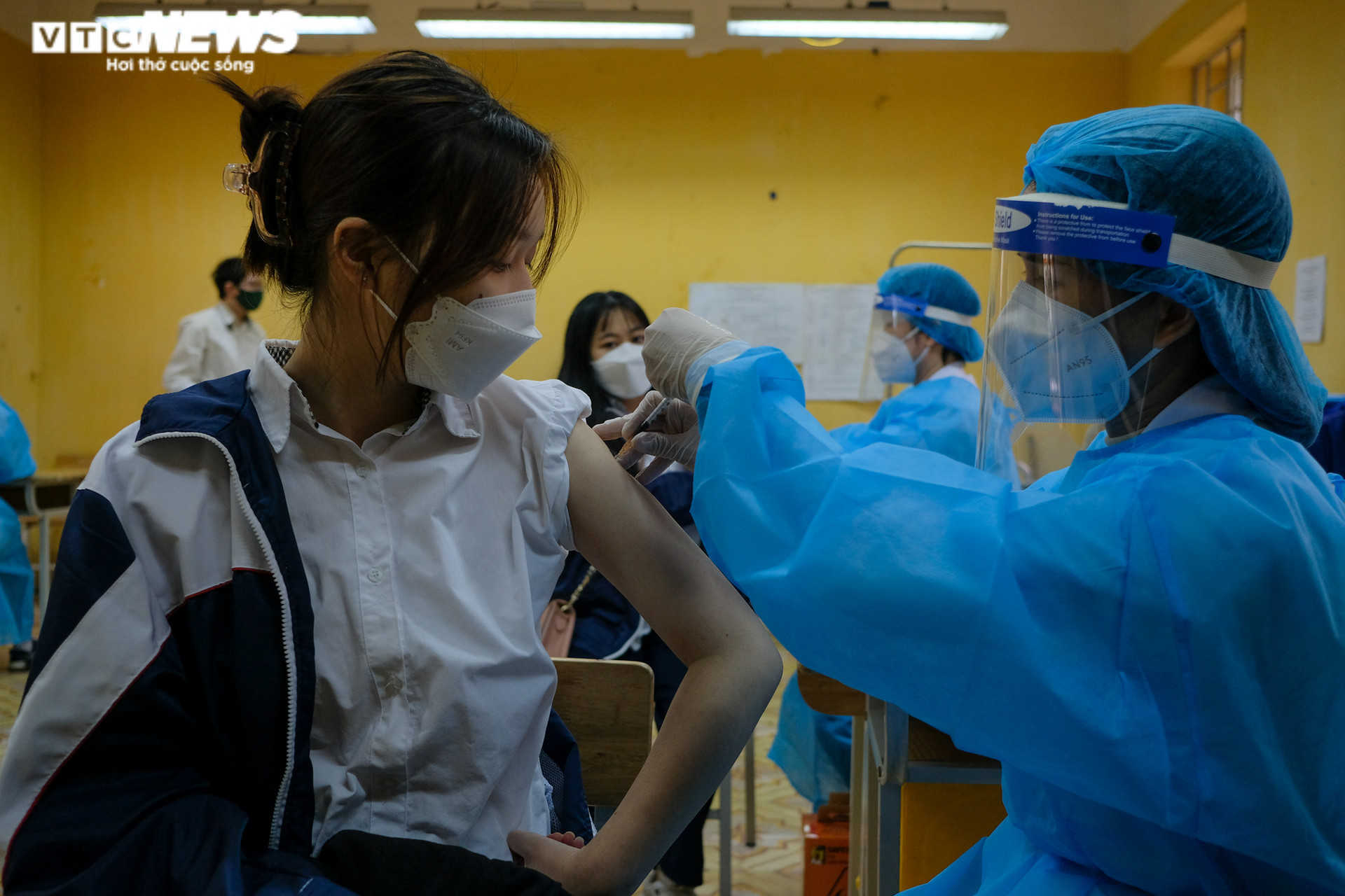 Ảnh: Ngày đầu Hà Nội tiêm vaccine COVID-19 cho học sinh 15 - 17 tuổi - 13