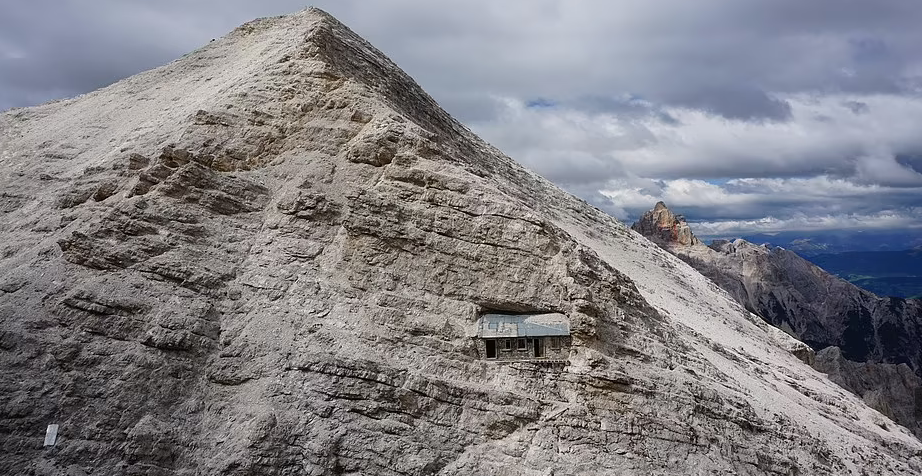 Căn nhà cổ độc đáo ẩn mình trong một ngọn núi