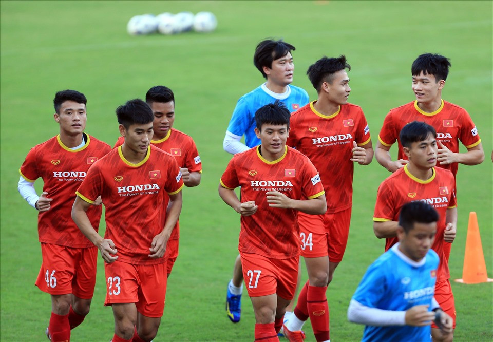 Các cầu thủ lứa U23 mới được đôn lên tuyển Việt Nam khó có cơ hội cạnh tranh với các đàn anh. Ảnh: VFF