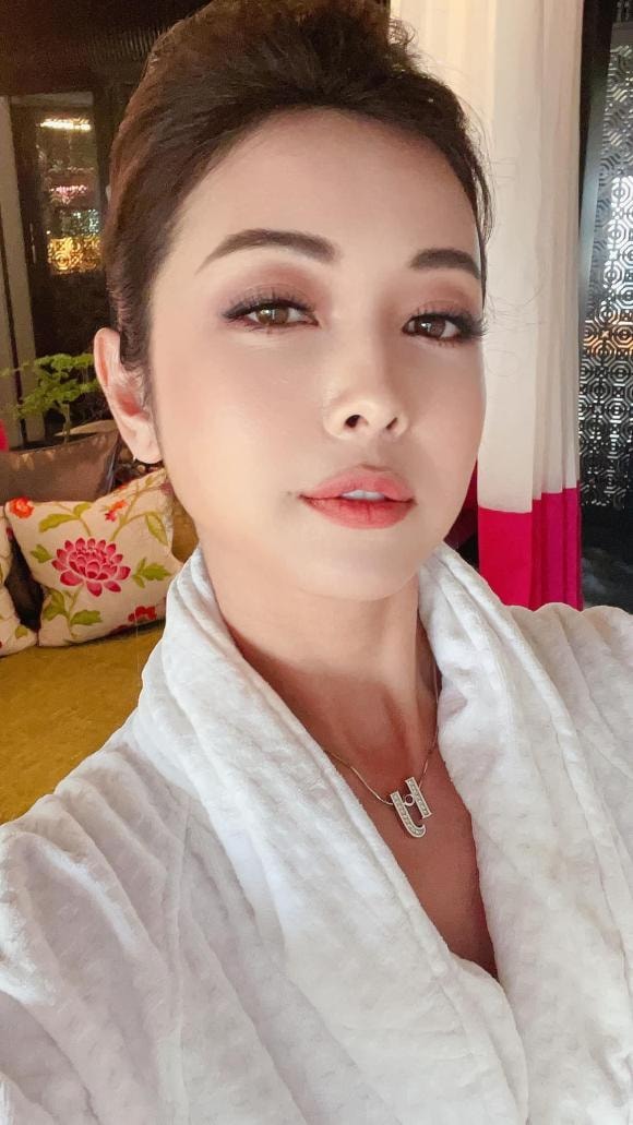 MC Bình Minh và vợ doanh nhân nghỉ dưỡng trên du thuyền