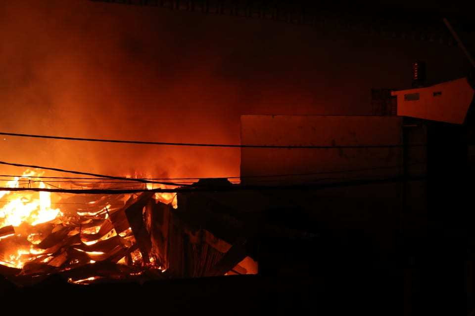 Biển lửa đỏ rực bao trùm nhiều nhà xưởng ở TP.HCM