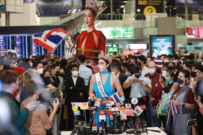 Hoa hậu Thái Lan bị kiện vì ảnh đứng trên quốc kỳ-2