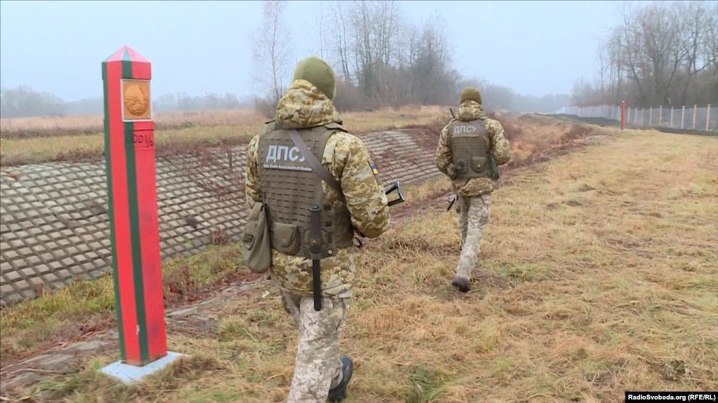 Lực lượng biên phòng Ukraine tuần tra ở biên giới với Belarus hồi đầu tháng 11. (Nguồn: RFẺL)