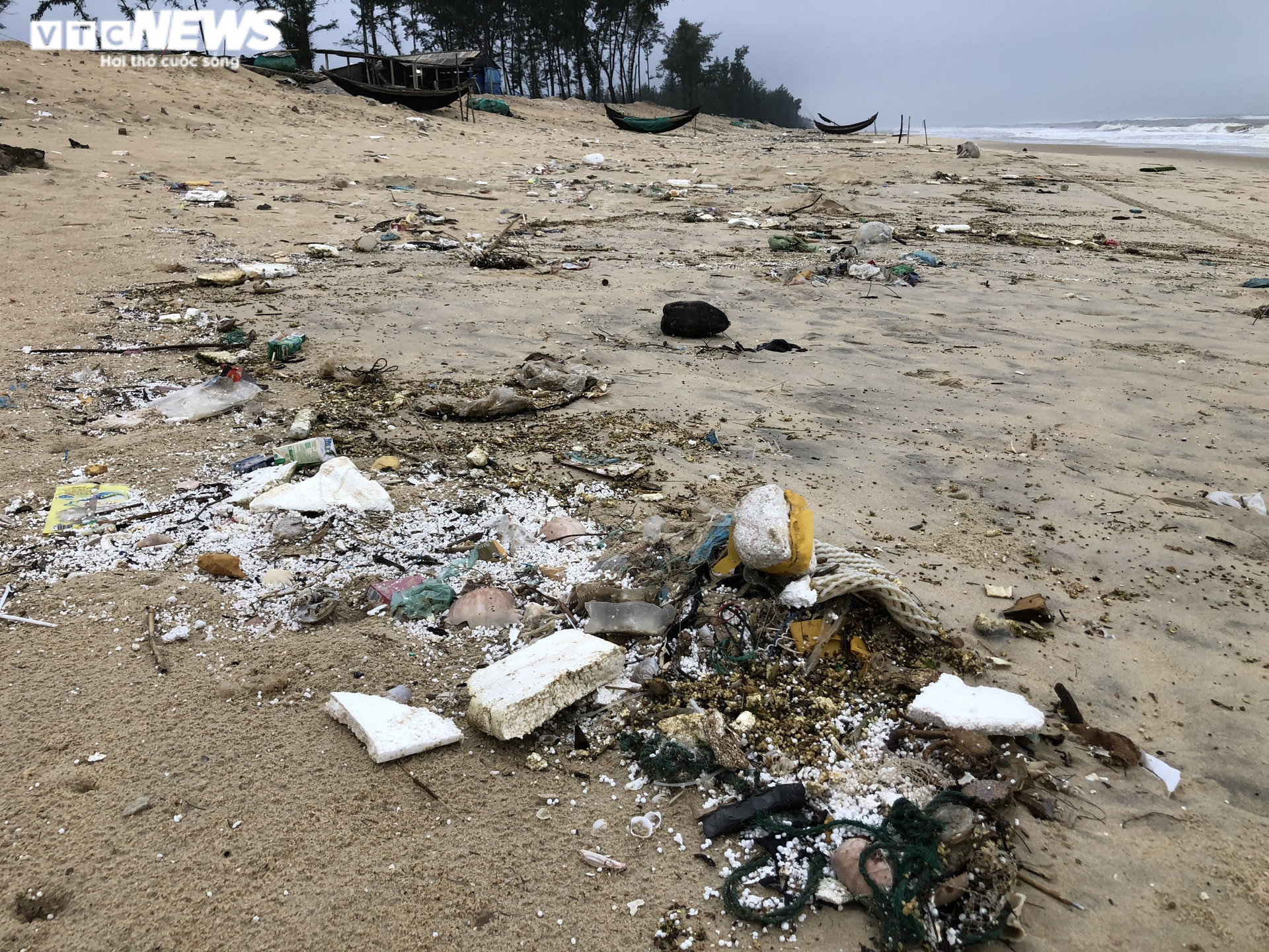 Ảnh: Rác thải nhựa trôi dạt lên bãi biển đẹp nhất Thừa Thiên - Huế - 1