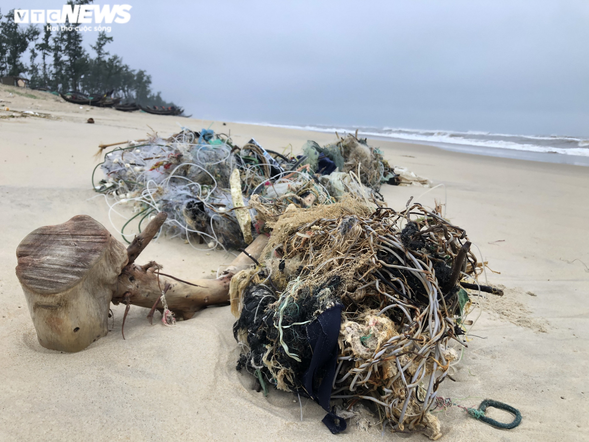 Ảnh: Rác thải nhựa trôi dạt lên bãi biển đẹp nhất Thừa Thiên - Huế - 3