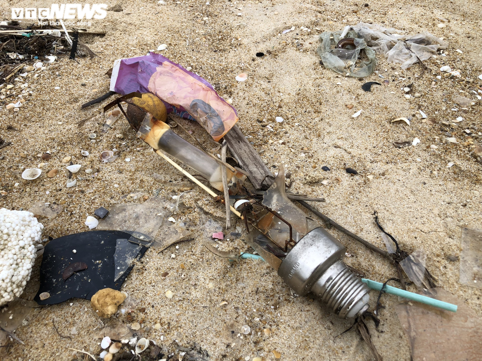Ảnh: Rác thải nhựa trôi dạt lên bãi biển đẹp nhất Thừa Thiên - Huế - 4