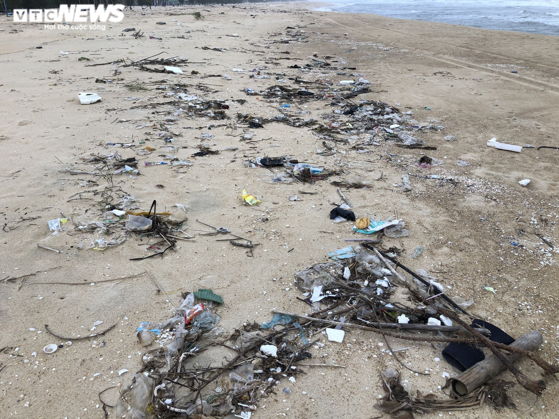 Ảnh: Rác thải nhựa trôi dạt lên bãi biển đẹp nhất Thừa Thiên - Huế - 5