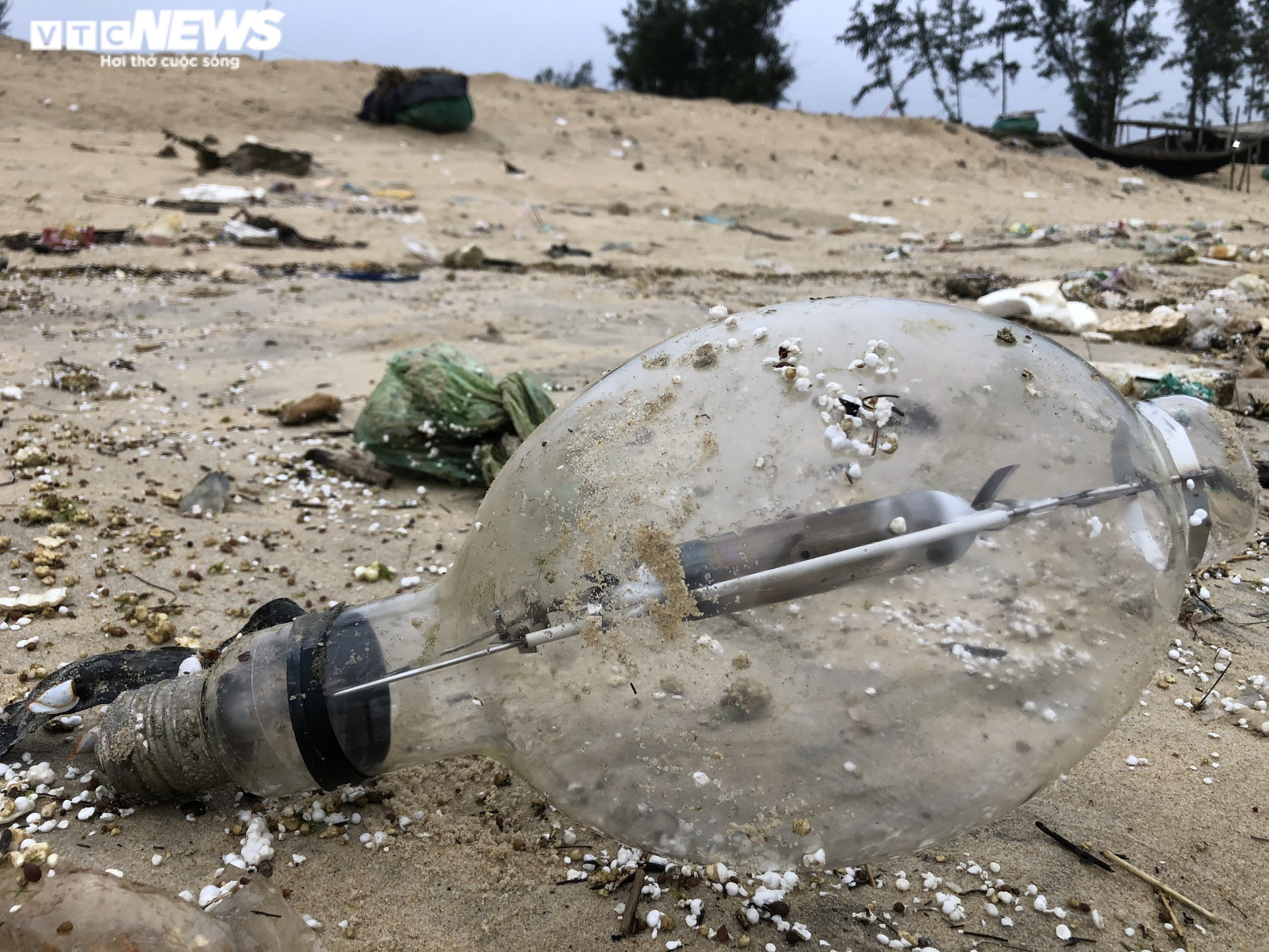 Ảnh: Rác thải nhựa trôi dạt lên bãi biển đẹp nhất Thừa Thiên - Huế - 7