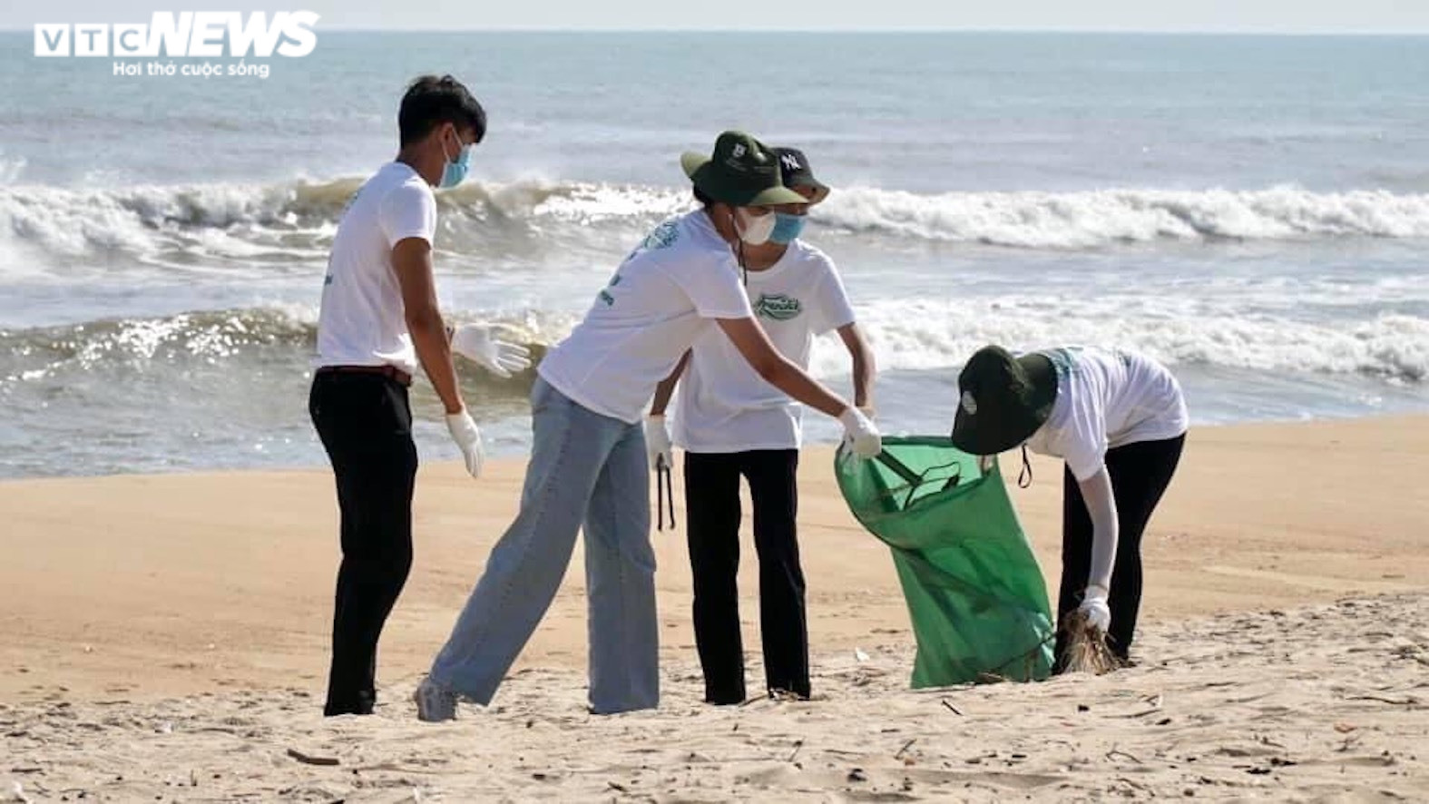 Ảnh: Rác thải nhựa trôi dạt lên bãi biển đẹp nhất Thừa Thiên - Huế - 8