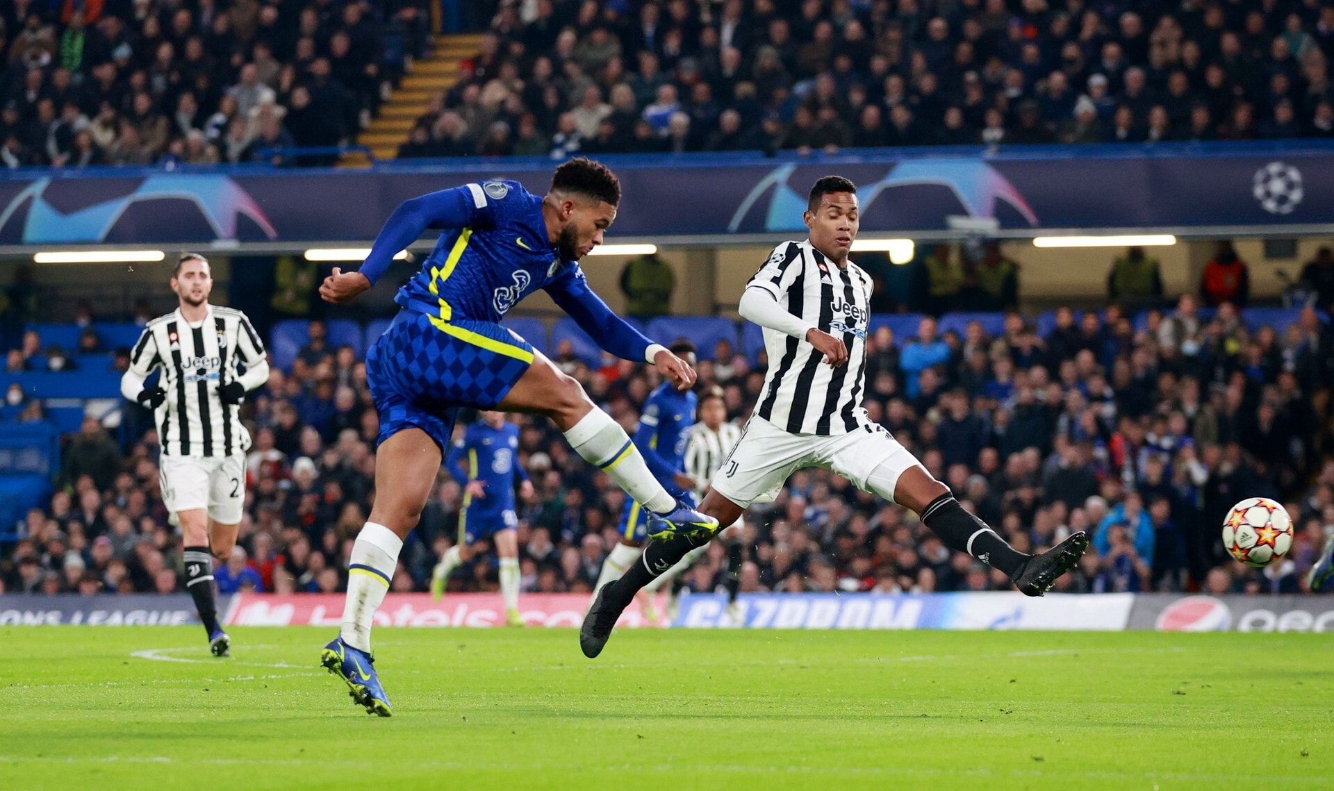 Kết quả Champions League: Đè bẹp Juventus, Chelsea đòi lại ngôi đầu  - 1