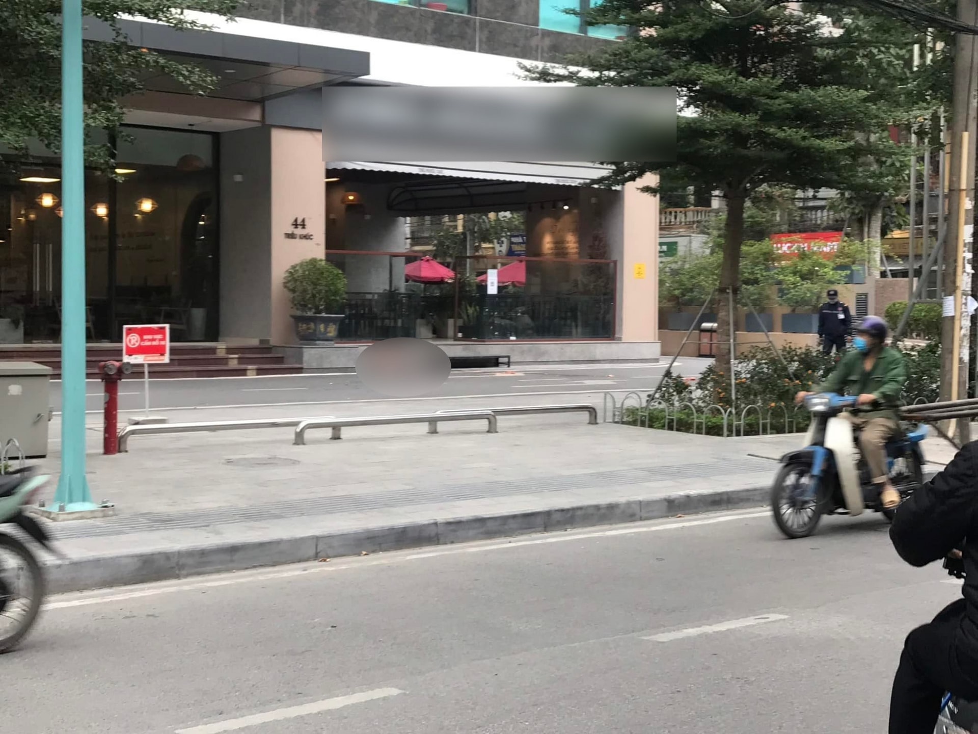 Hà Nội: Người phụ nữ rơi từ tầng cao chung cư xuống đất thiệt mạng - 1