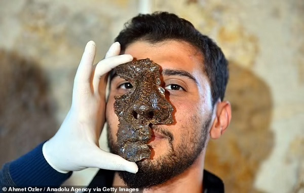 Mặt nạ kỵ binh La Mã 1.800 năm tuổi phát hiện ở Thổ Nhĩ Kỳ