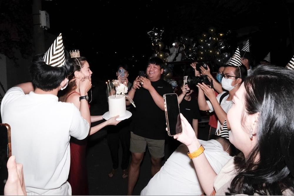 Hồ Ngọc Hà đón sinh nhật úp trước cổng biệt thự triệu đô-6