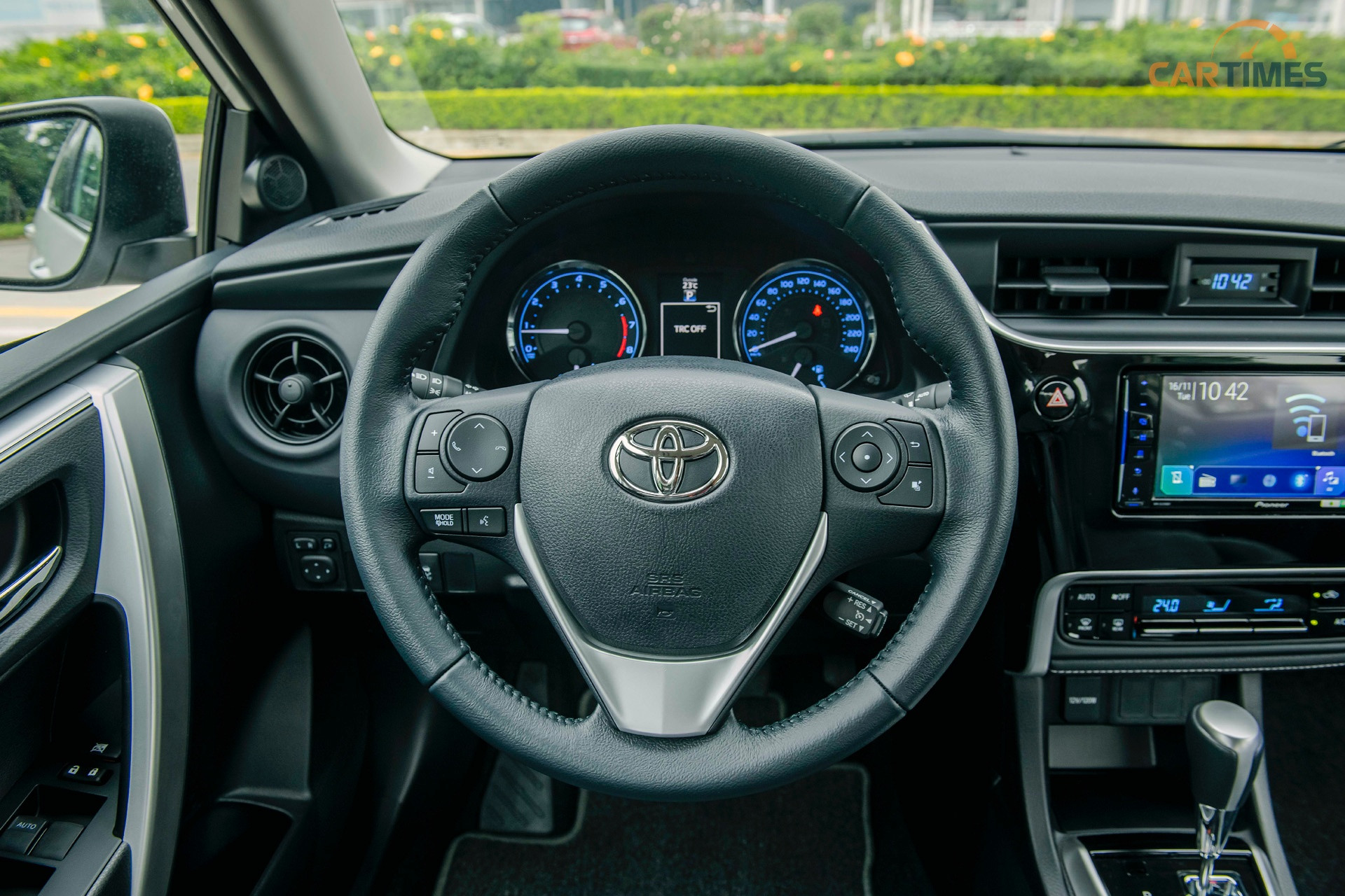 Vô lăng xe Toyota Corolla Altis tích hợp nhiều tính năng