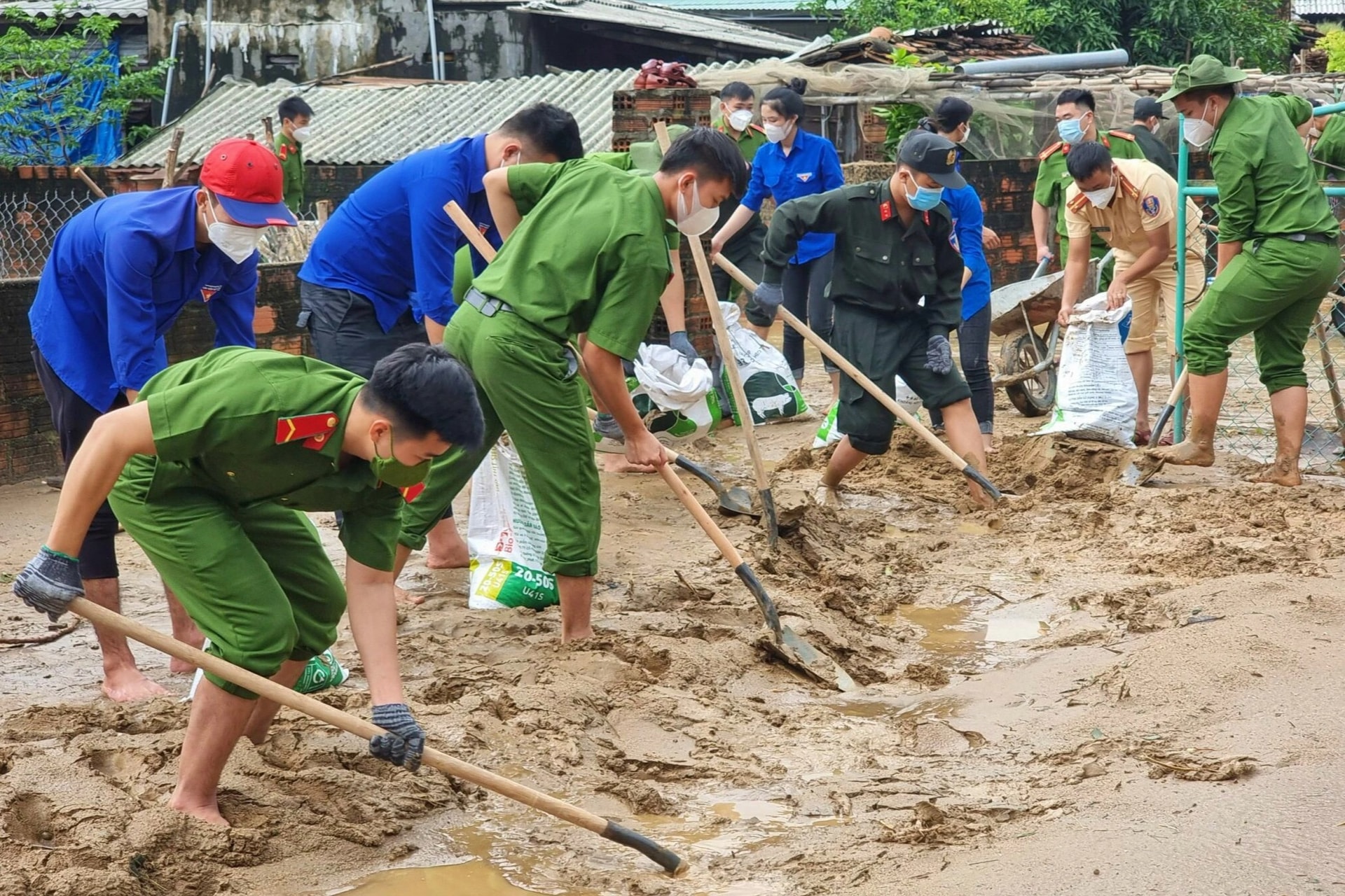 Mưa lớn, người dân núi Cấm mất ăn mất ngủ lo lũ bùn - 2