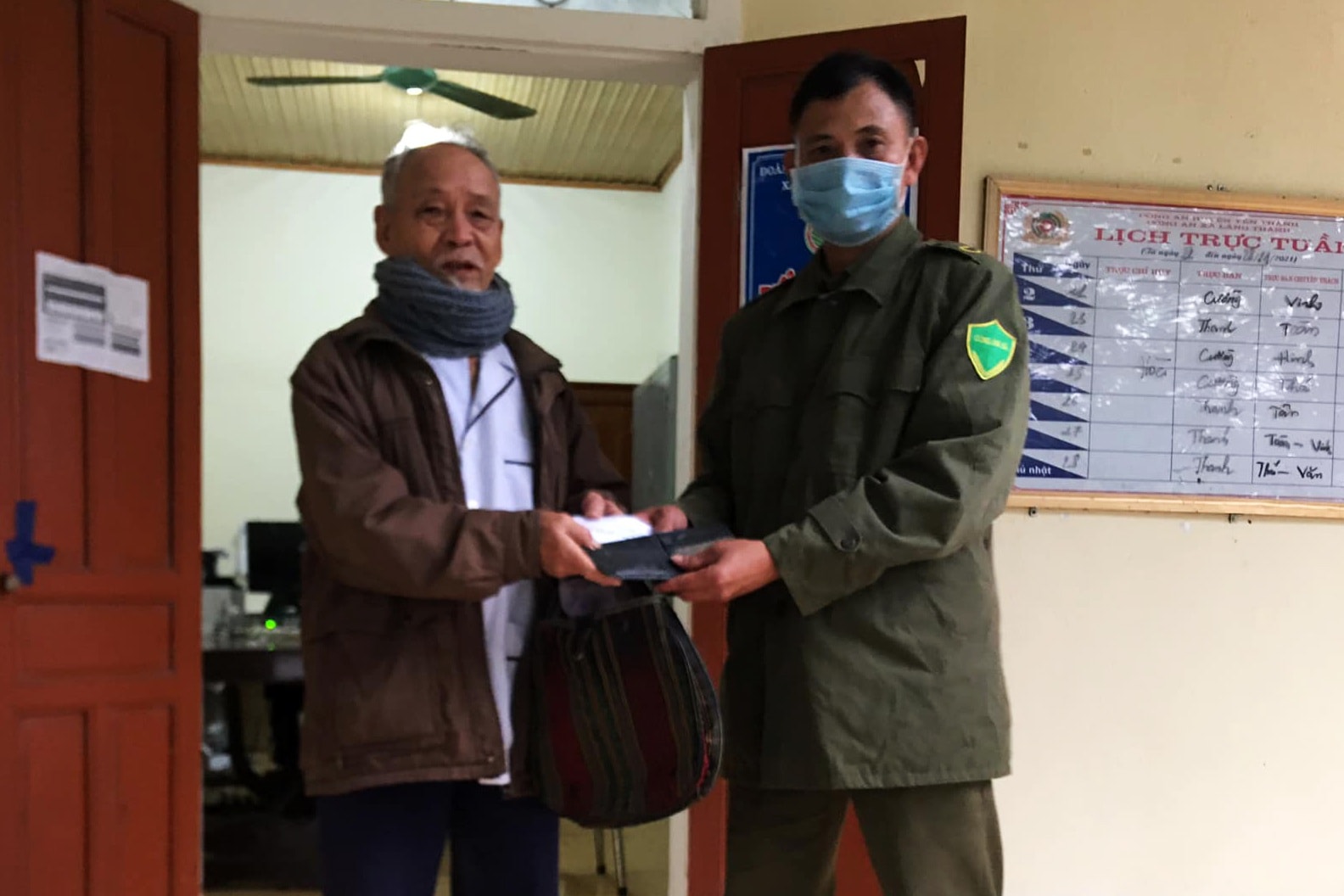 Cụ ông nhận lại toàn bộ lương hưu đánh rơi trên đường đi tiêm vaccine - 1 Cụ ông nhận lại toàn bộ lương hưu đánh rơi trên đường đi tiêm vaccine - 1