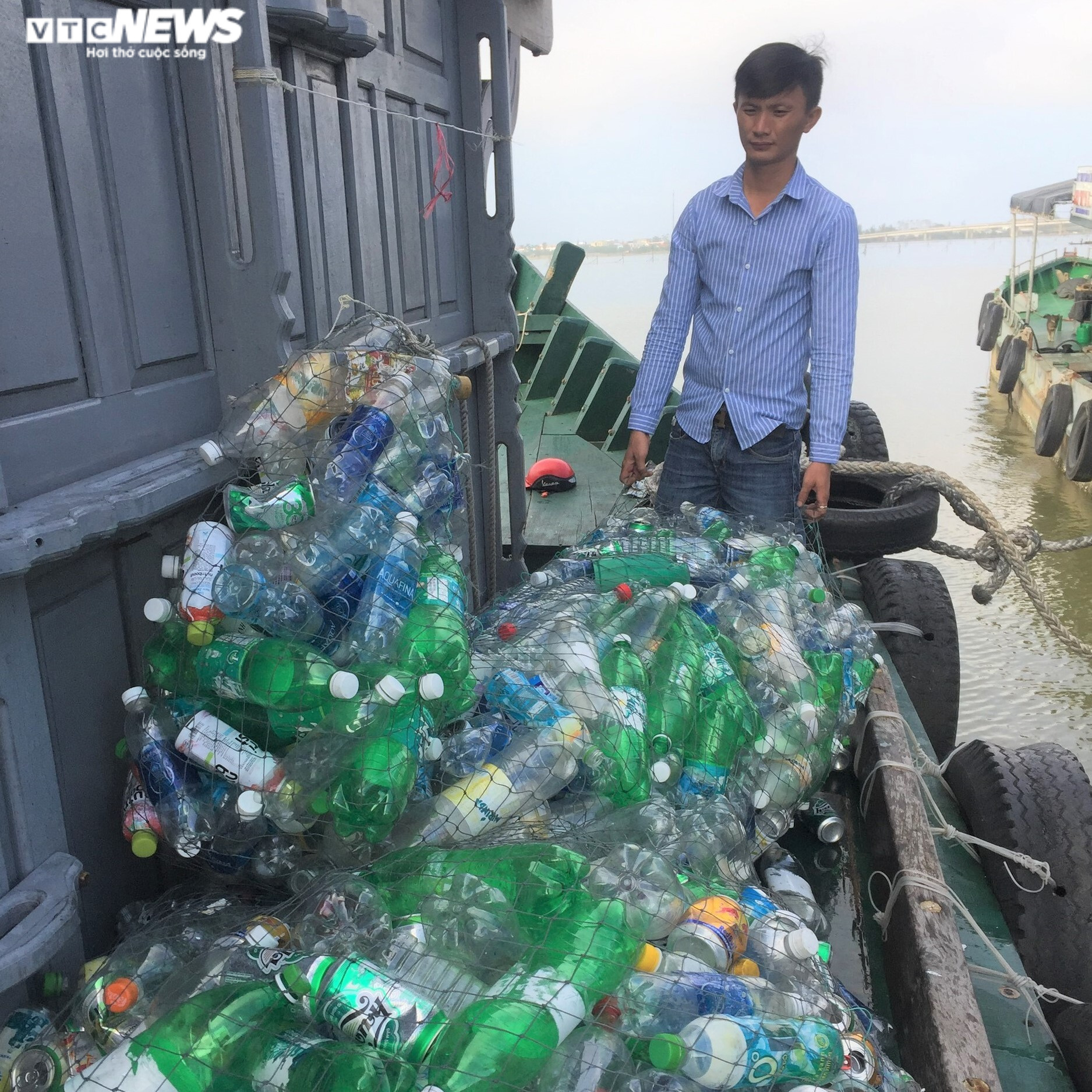 Chàng ngư dân muốn biến rác đại dương thành thuyền chống lụt cho người nghèo - 1