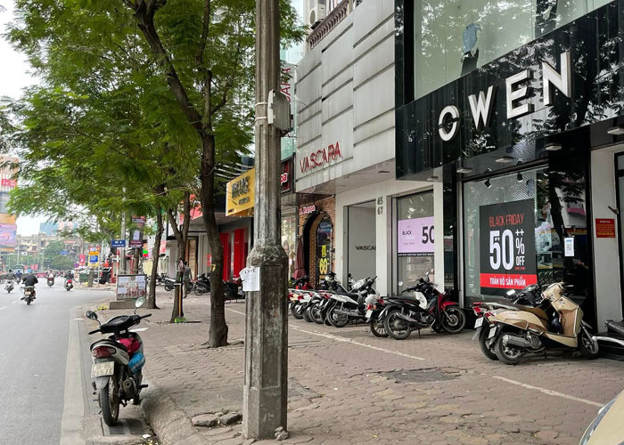 Trước Black Friday, phố thời trang ở Hà Nội đìu hiu khách dù giảm giá 80% - 2