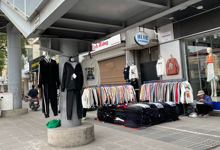 Trước Black Friday, phố thời trang ở Hà Nội đìu hiu khách dù giảm giá 80% - 10