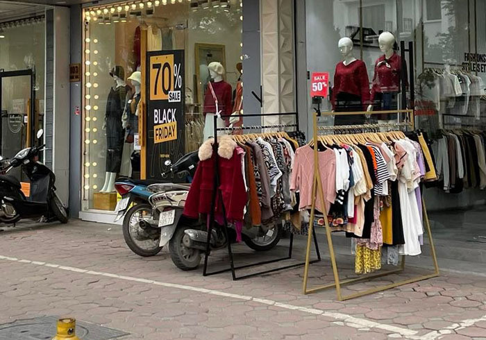 Trước Black Friday, phố thời trang ở Hà Nội đìu hiu khách dù giảm giá 80% - 9