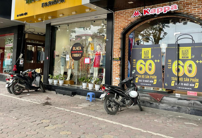 Trước Black Friday, phố thời trang ở Hà Nội đìu hiu khách dù giảm giá 80% - 4