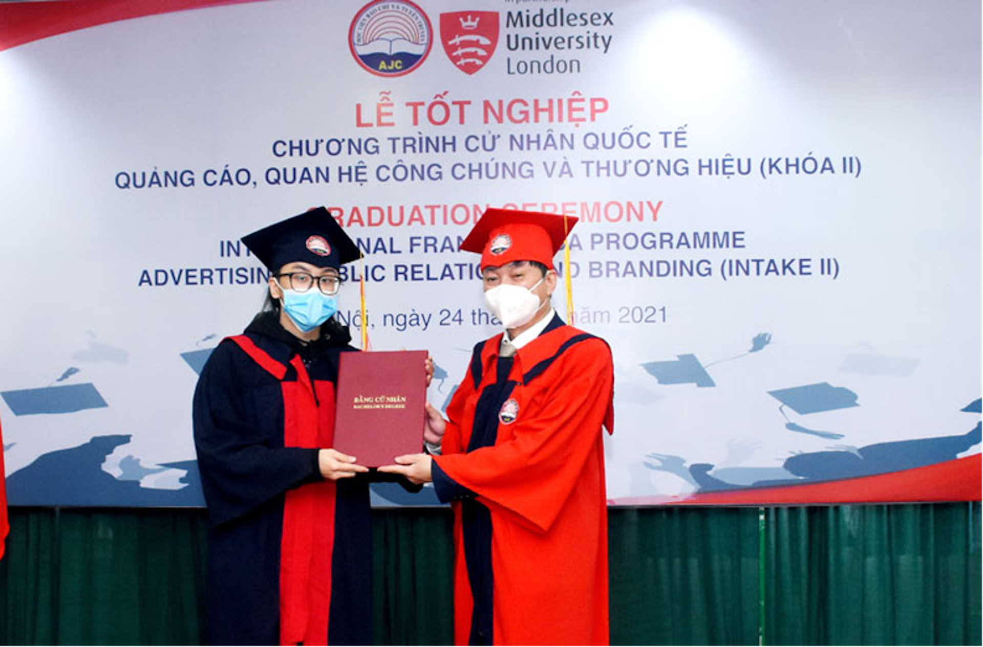 Trao bằng cử nhân quốc tế Quảng cáo, PR và Thương hiệu khóa II - 1