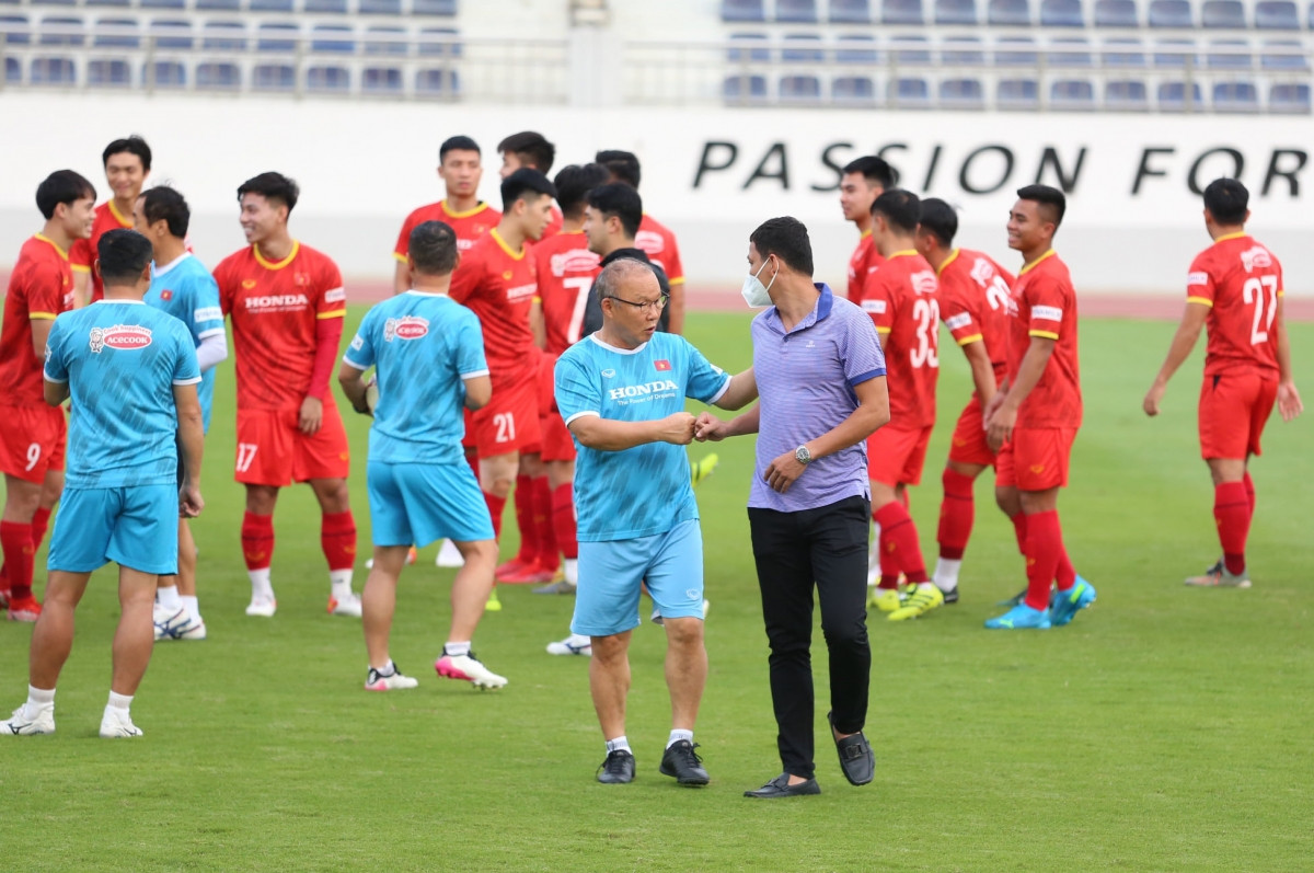 Sau vài phút thăm hỏi thầy Park và các đồng đội, Anh Đức rời sân lên khán đài theo dõi ĐT Việt Nam tập luyện.