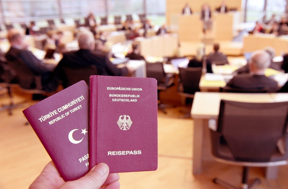 (11.26) Chính phủ mới tại Đức được cho là sẽ sớm cho phép việc công dân không thuộc EU có thể giữ quốc tịch của mình sau khi nhập quốc tịch Đức. (Nguồn: AP)