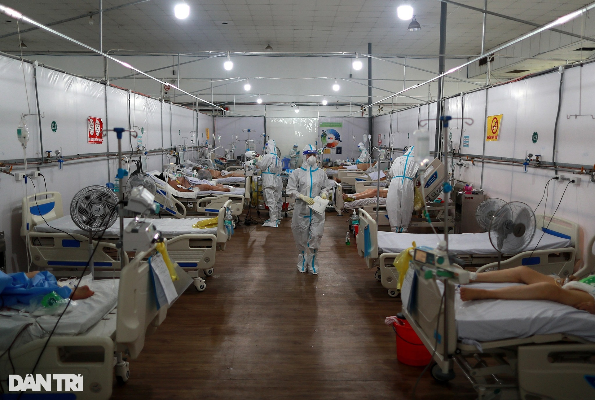 Bệnh viện dã chiến TPHCM quá tải, bệnh nhân phải nằm ghế bố khắp hành lang - 1