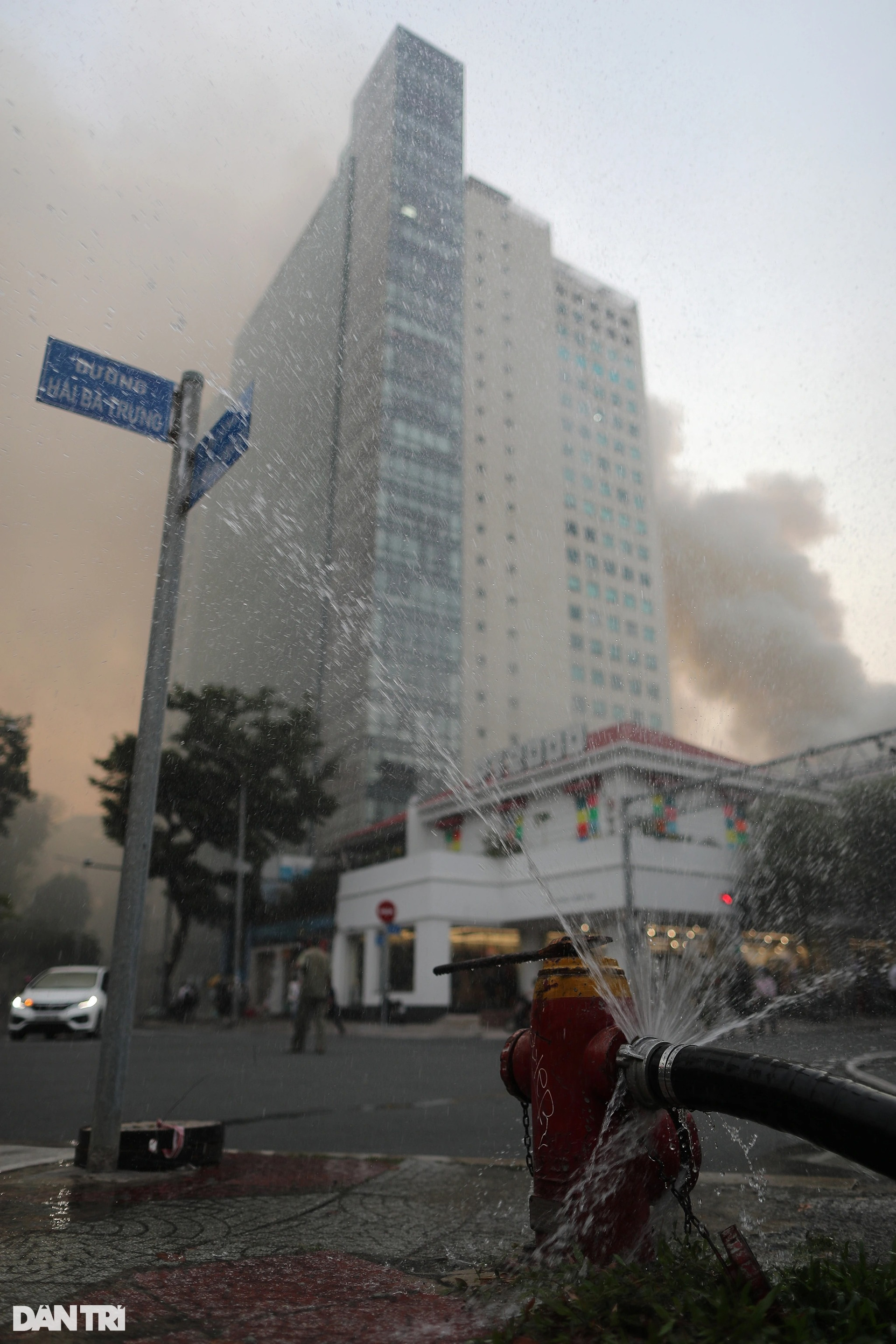 Cháy lớn ở trung tâm TPHCM, nhiều người ôm tài sản thoát khỏi hiện trường - 9