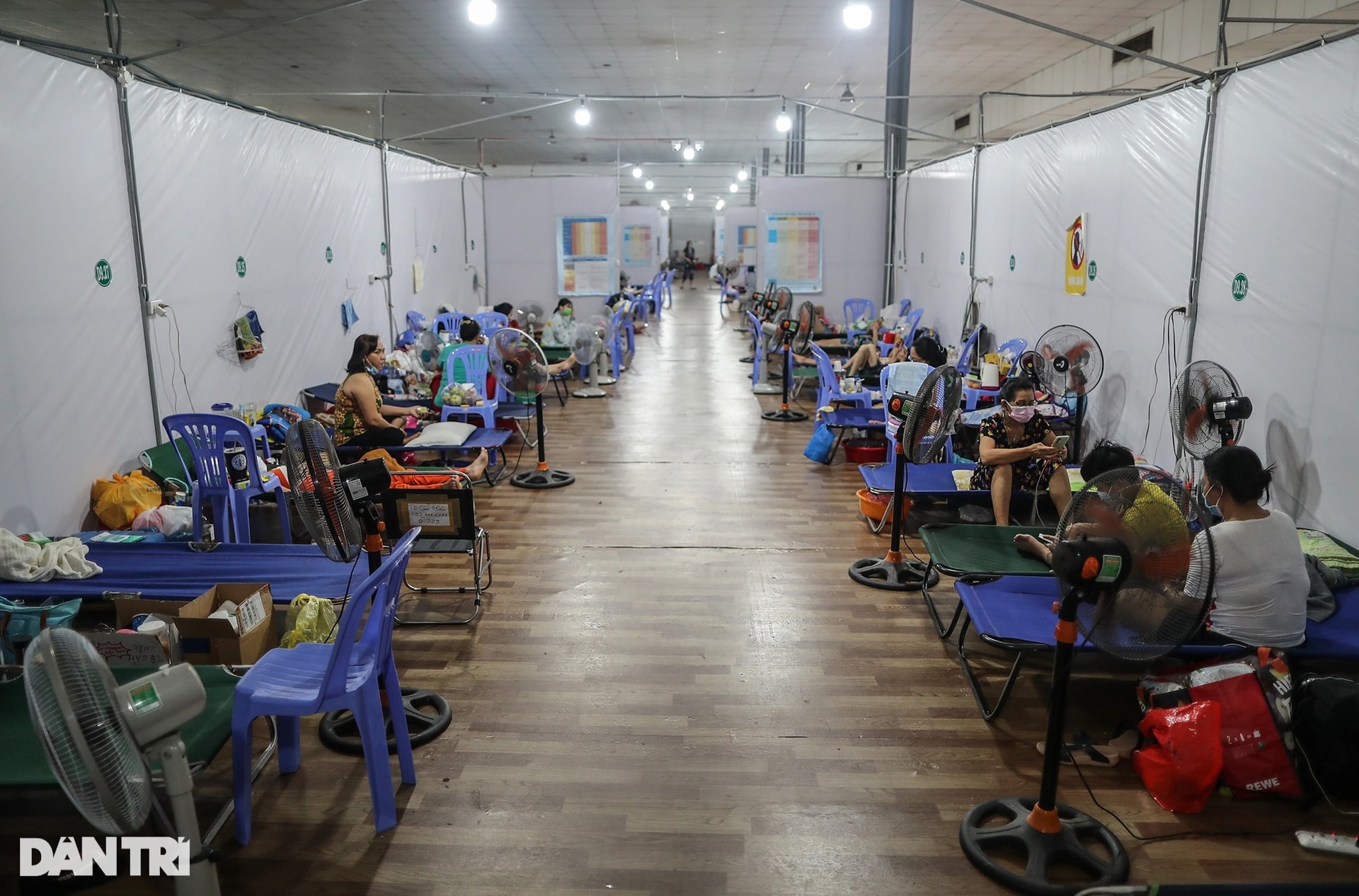Bệnh viện dã chiến TPHCM quá tải, bệnh nhân phải nằm ghế bố khắp hành lang - 4 Bệnh viện dã chiến TPHCM quá tải, bệnh nhân phải nằm ghế bố khắp hành lang - 4