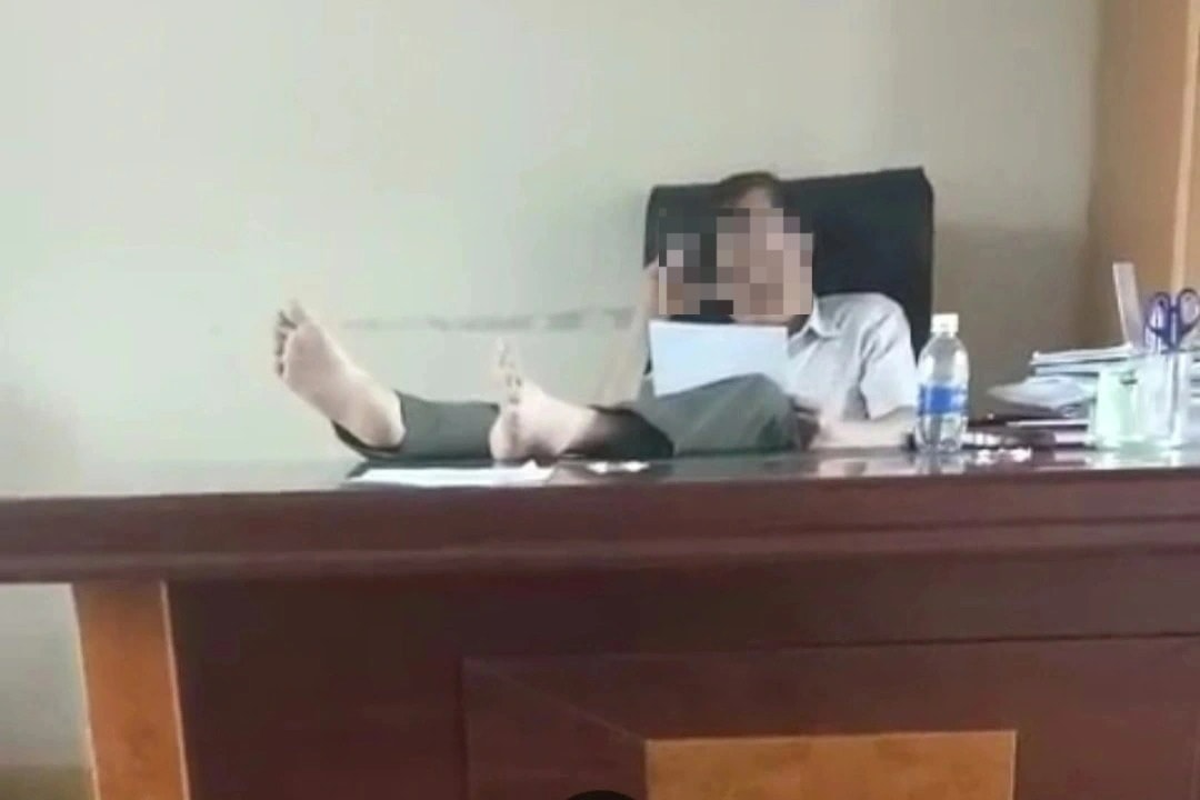 Cảnh cáo Hạt trưởng kiểm lâm gác chân lên bàn làm việc - 1 Cảnh cáo Hạt trưởng kiểm lâm gác chân lên bàn làm việc - 1