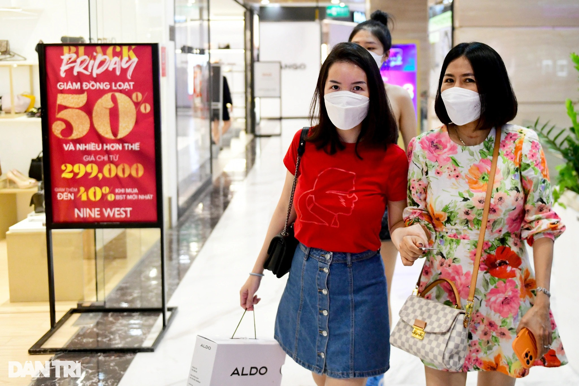 Người dân Sài Gòn chen chân mua sắm trong ngày Black Friday - 2