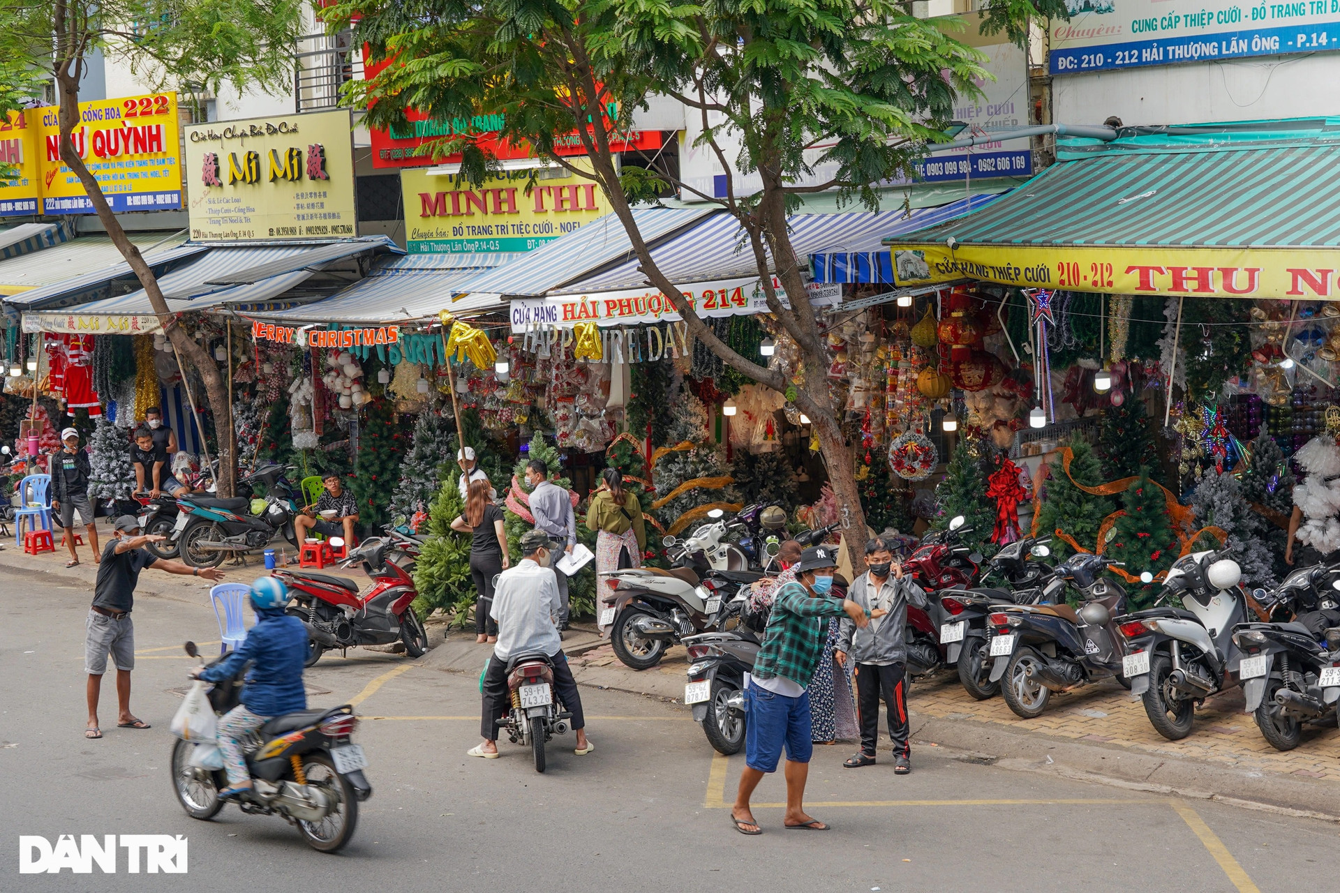 Nhộn nhịp mua sắm ở phố Giáng sinh lớn nhất TPHCM - 1