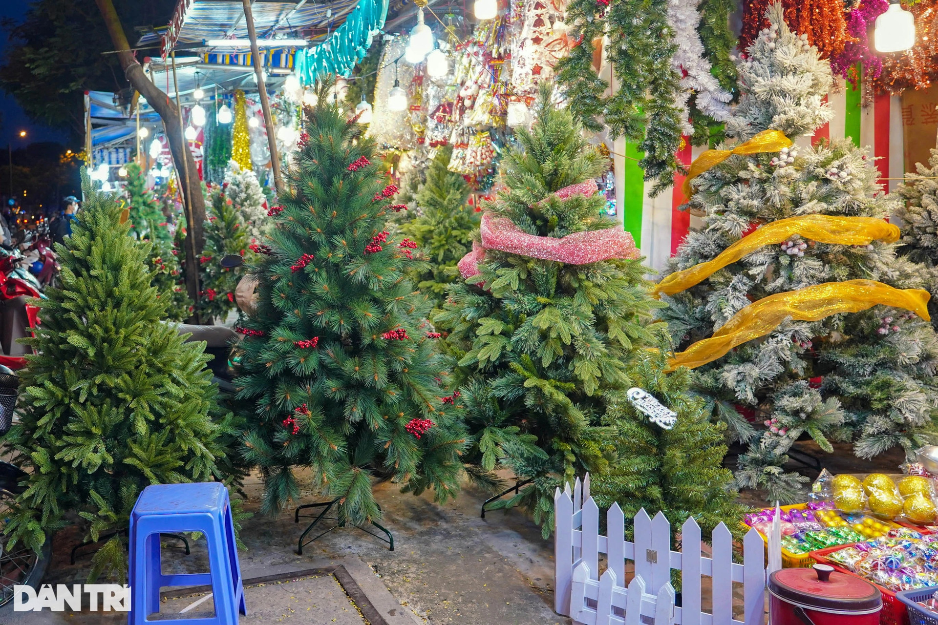Nhộn nhịp mua sắm ở phố Giáng sinh lớn nhất TPHCM - 3